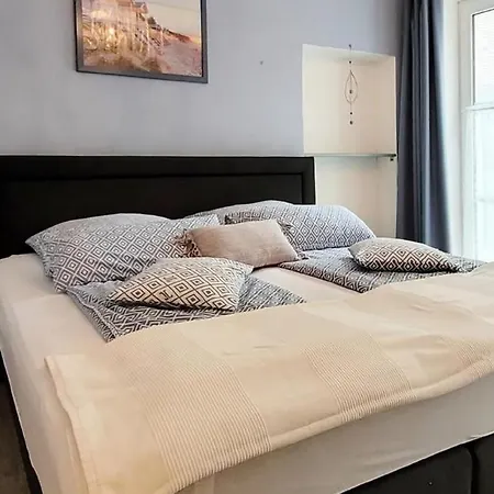 Apartment Pale *